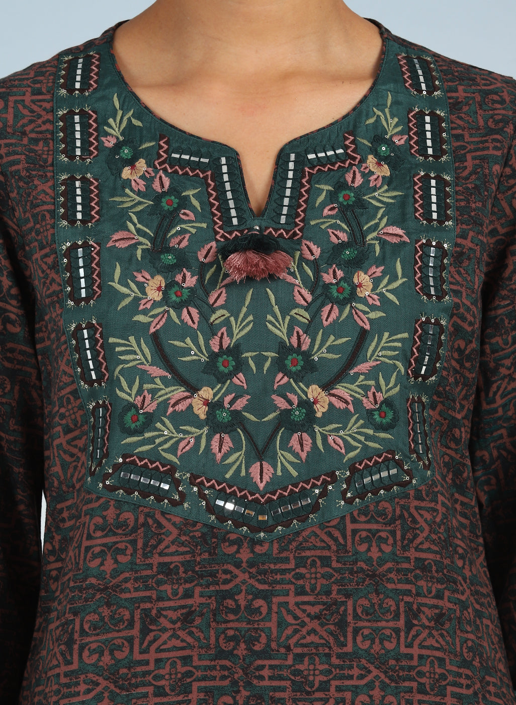 Patchwork type neck is looking nice | Kurti embroidery design, Kurta neck  design, Kurti neck designs
